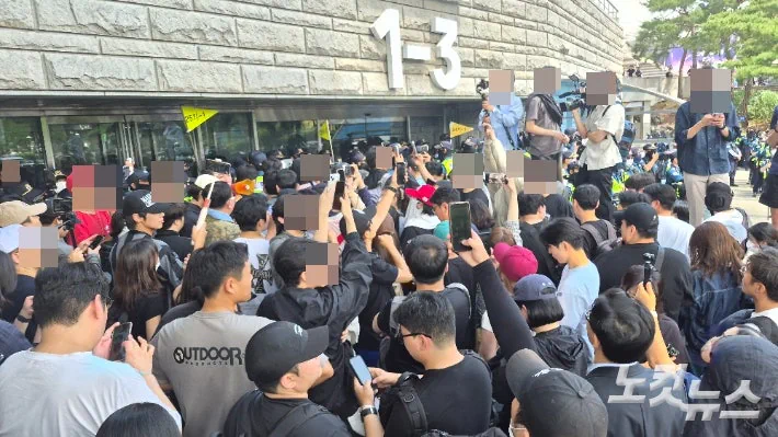 "붙잡아!" 개표소 앞 부정선거 시위대…서로 "좌파"라며 싸움도