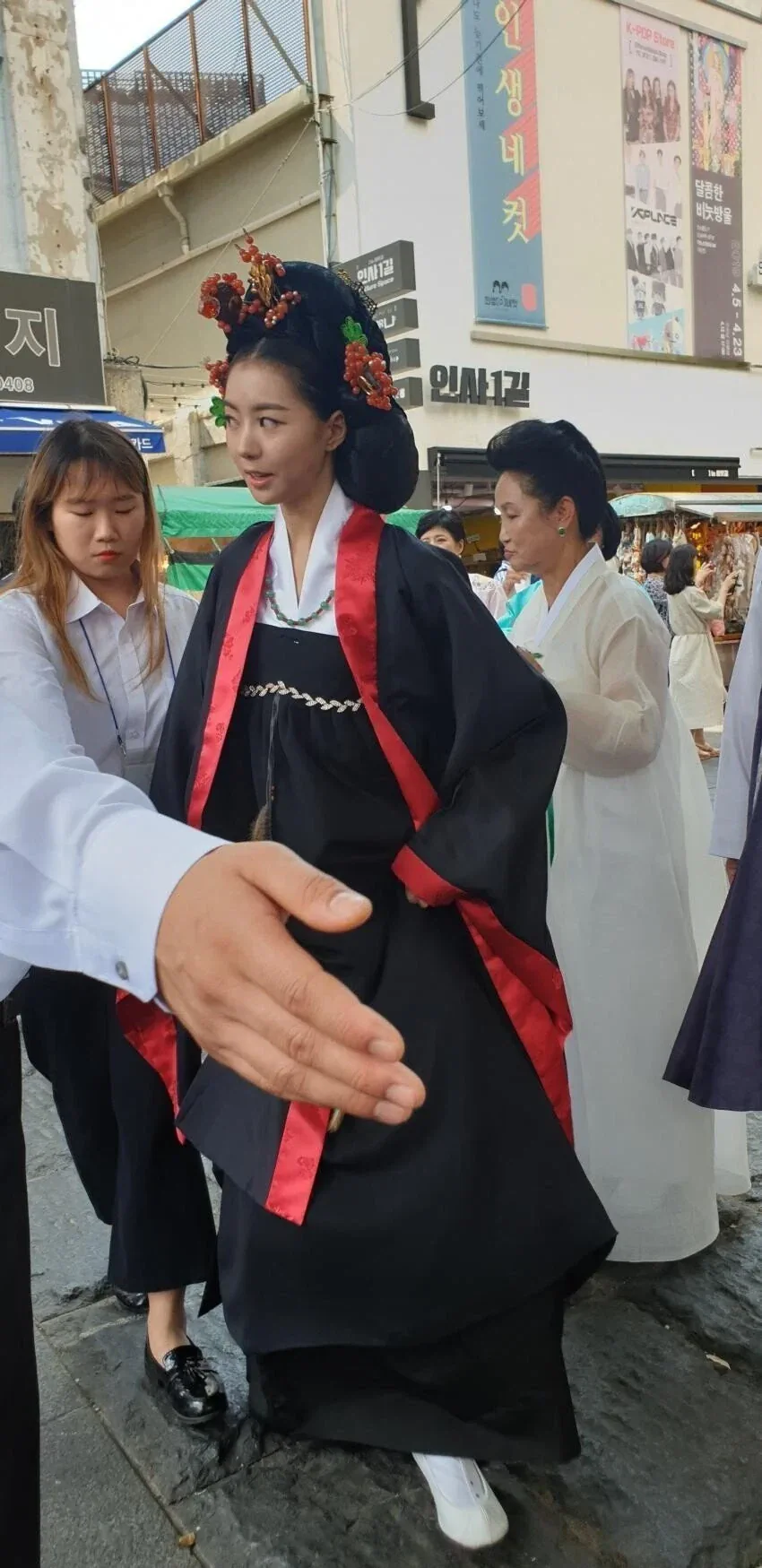 경호원 하려면 손크기 이정돈 되야함.jpg