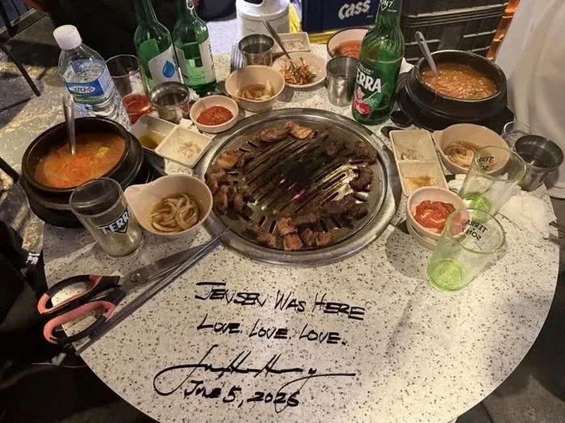 홍대 식당에 사인 남긴 젠슨 황