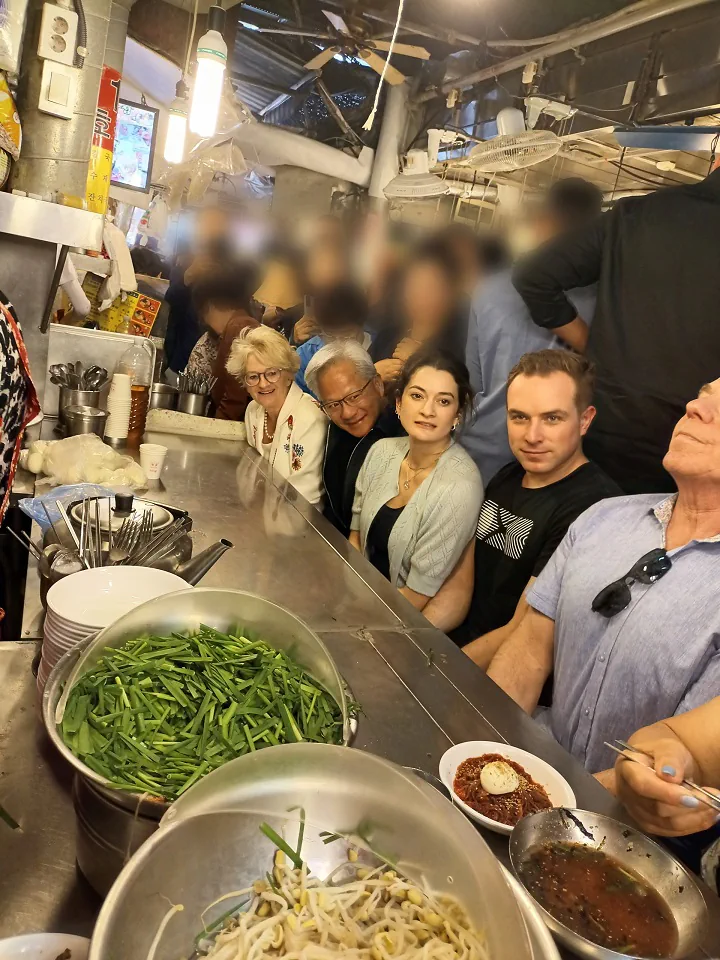 젠슨 황, 남대문 구경…칼국수 먹고 빨간 봉투 건넸다