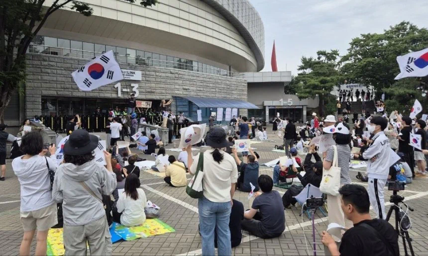 한겨레) “재선거 구호만 외치세요”…개표소 시위, ‘순수성’ 강조 장기전 채…