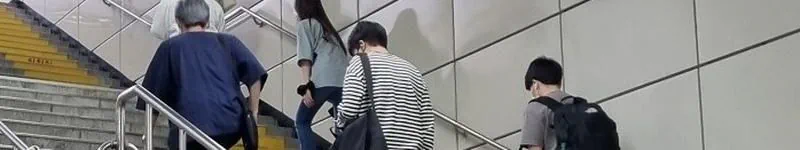 모르는 남자가 신발끈 묶어 줌