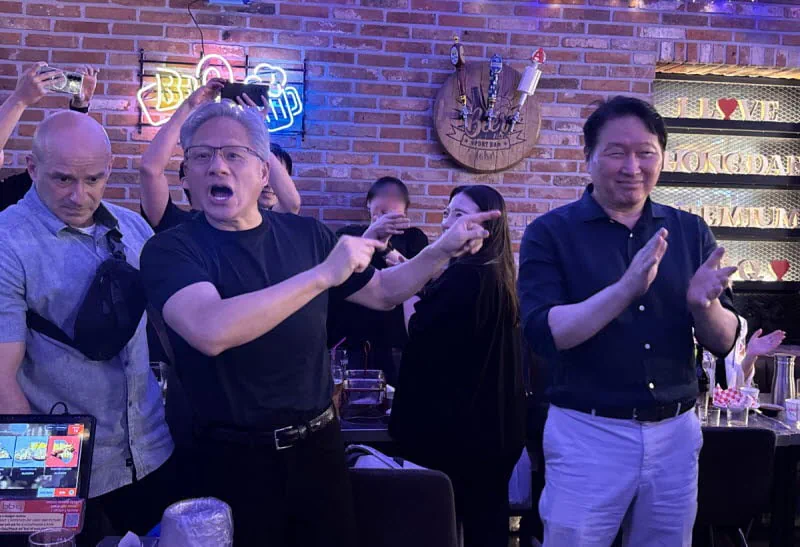 "치맥 특수 잡아라"…BBQ, ‘젠슨 황 세트’ 만든다