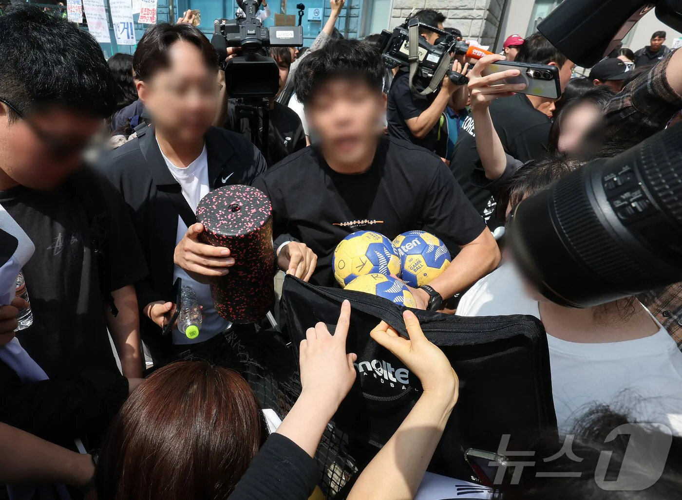 잠실 경기장 봉쇄에 9개 체육단체 '업무마비'… 오후 6시 재진입 시도