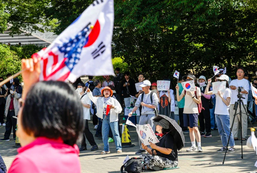 "간첩 아니냐"…송파 개표소 시위서 발길질·주먹질 몸싸움