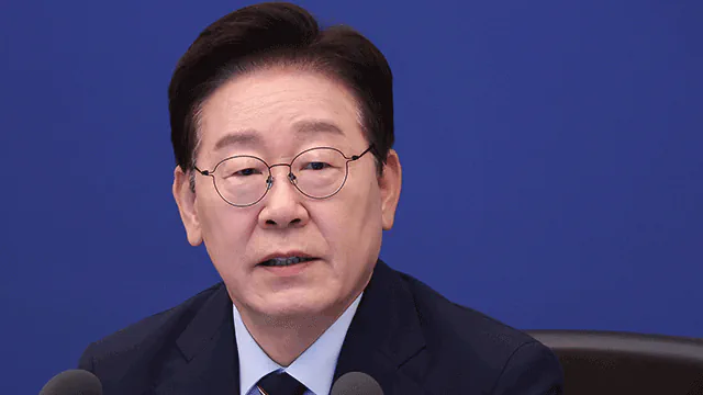 李, 지지율 급락에 "국민께 죄송…평가 겸허히 받아들여"