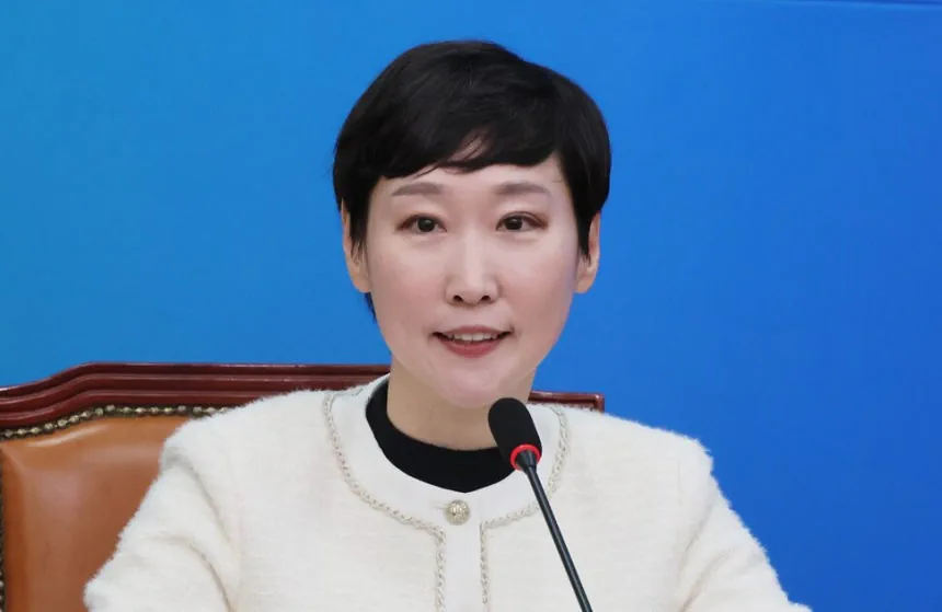 이지은 민주 대변인 “이 대통령, 윤석열처럼 하시나?” 발언 논란
