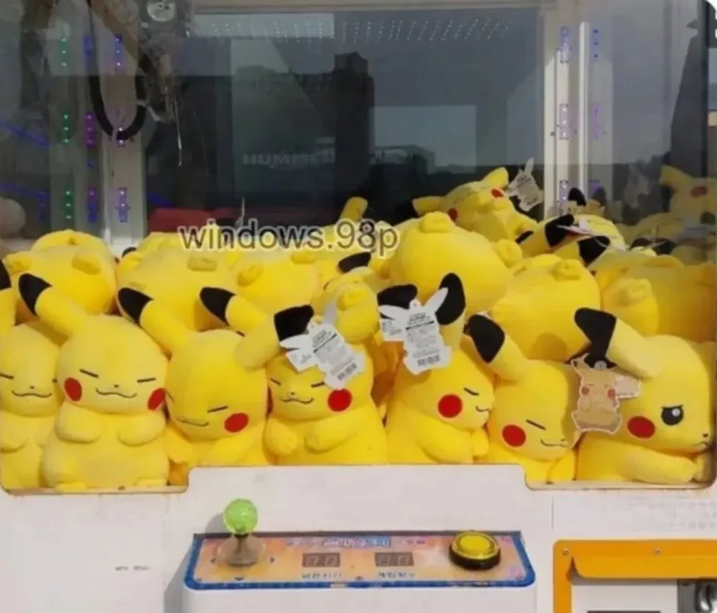 인형뽑기에 적응 못 하는 피카츄😔