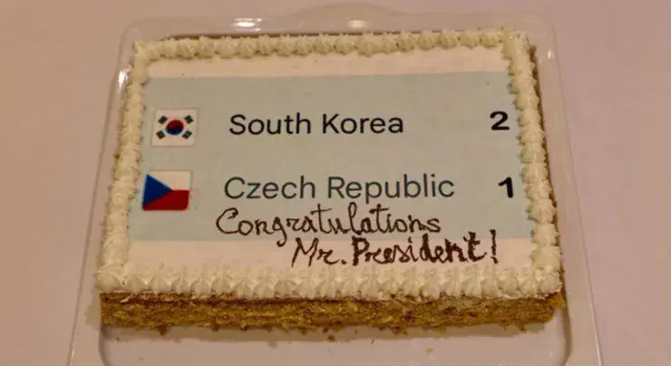 이재명 대통령이 이탈리아에서 받은 깜짝 케이크 선물
