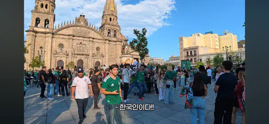???: 저기 한국인이 있다!! 잡아라!!