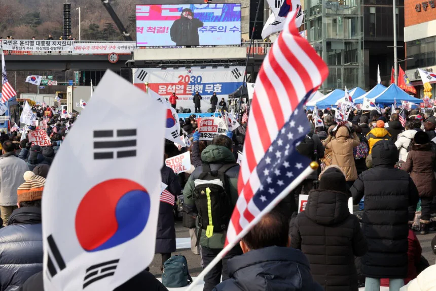 법원 “성조기 두른 채 투표 참관, 선거에 영향 미치는 위법행위”