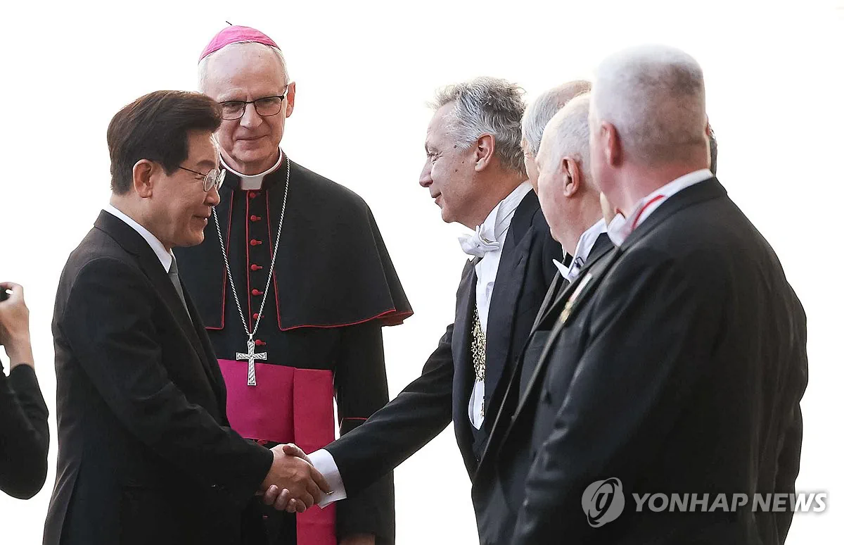 (후속) 李대통령, 레오 14세 교황에 내년 방한 초청
