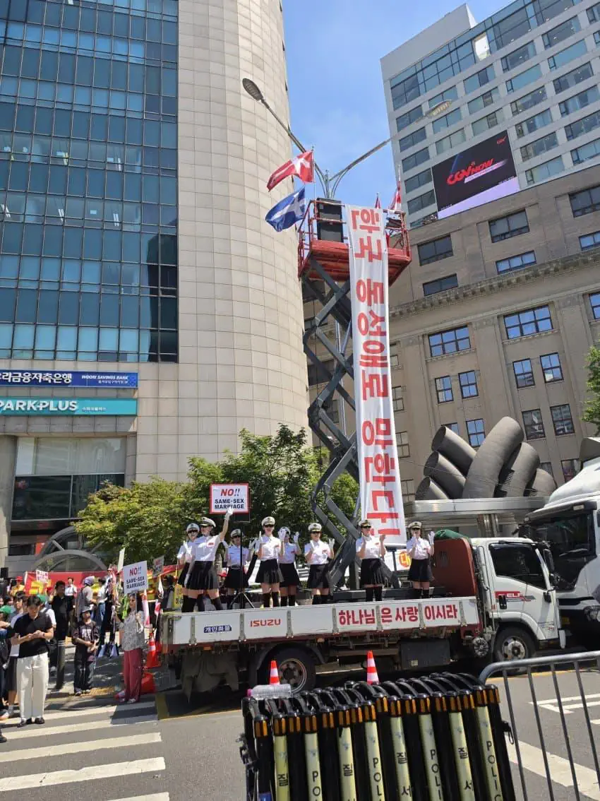퀴어 퍼레이드에 나타난 너무나 모순적인 단체
