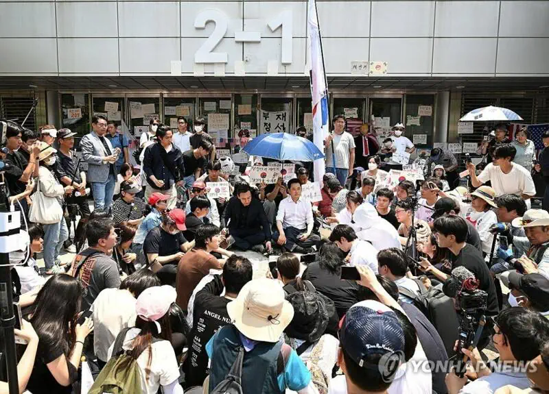'12일 봉쇄' 잠실 개표소 극적 타결…체육단체, "몸수색·생중계" 조건부…