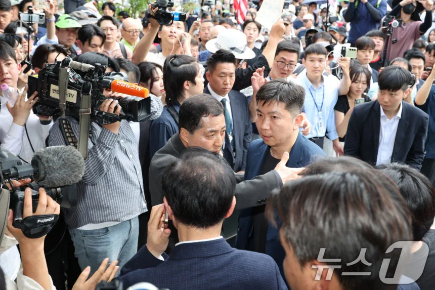 핸드볼경기장 진입 막힌 유승민 대한체육회장