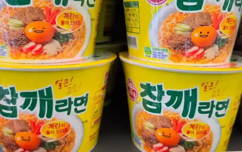 참깨라면 계란마다 표정이 다르대.jpg