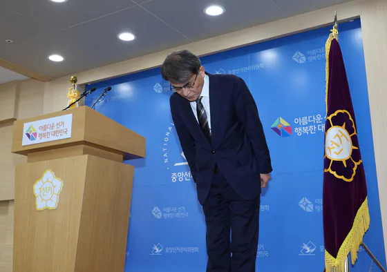'서초구 사전투표소'도 투표용지 부족...선관위 '퀵서비스'로 보냈다