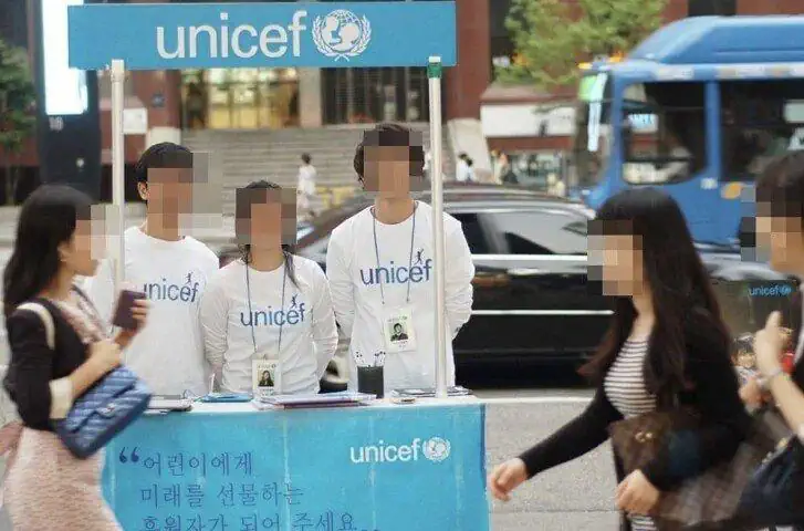 길거리에서 스티커 붙여 달라는 사람들 그냥 돈내놔 !!가 목적임..jpg