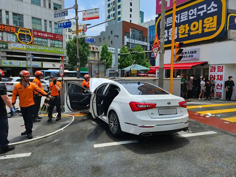 부산 70대 남성 몰던 승용차 인도 덮쳐.2명 숨지고 2명 중상