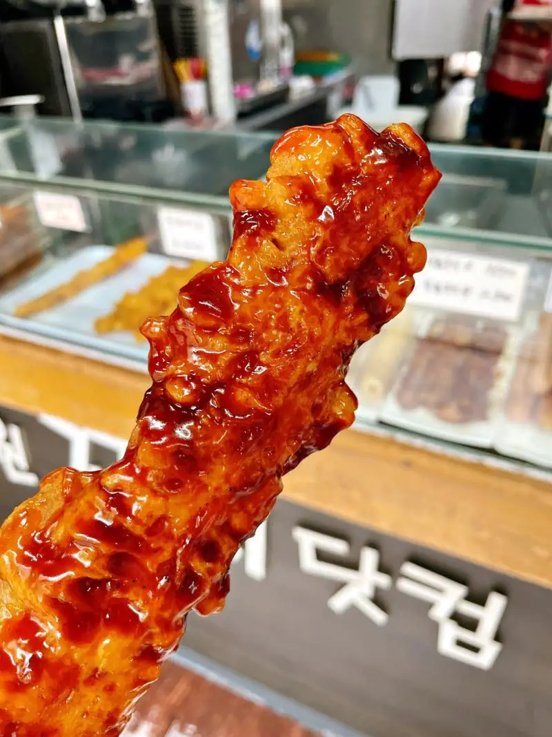 이제는 없어서 못먹는 추억의 길거리 후라이드 닭꼬치.....jpg