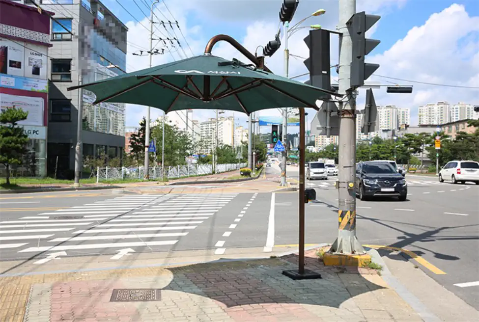 한국의 횡단보도 그늘막 벤치마킹해서 도쿄에 설치된 근황.jpg