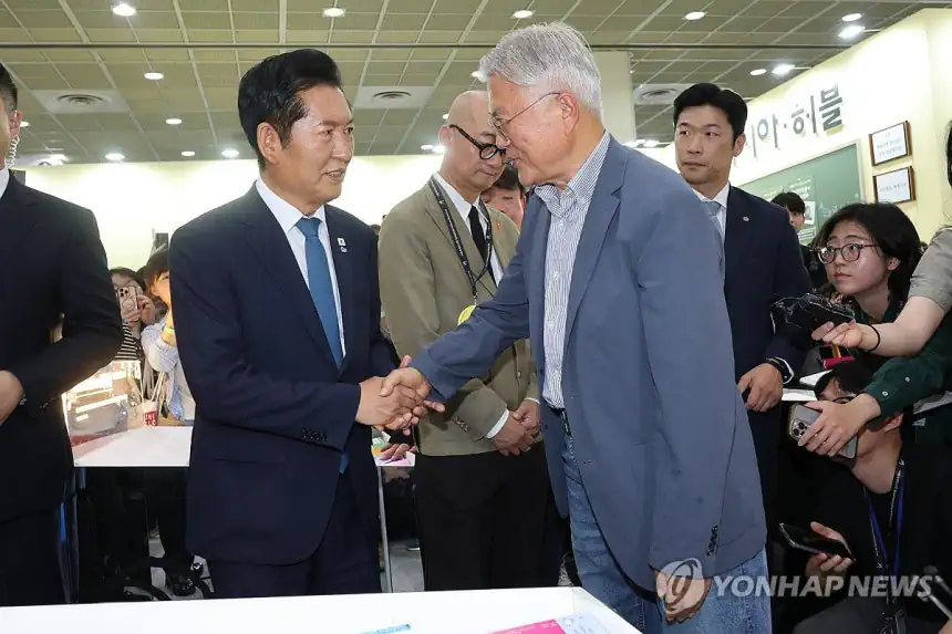 문재인 전 대통령과 대화하는 정청래 전 대표