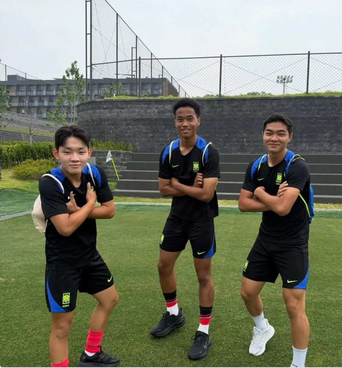 한국 U16 축구대표팀 백인 흑인 선수 3명.JPG