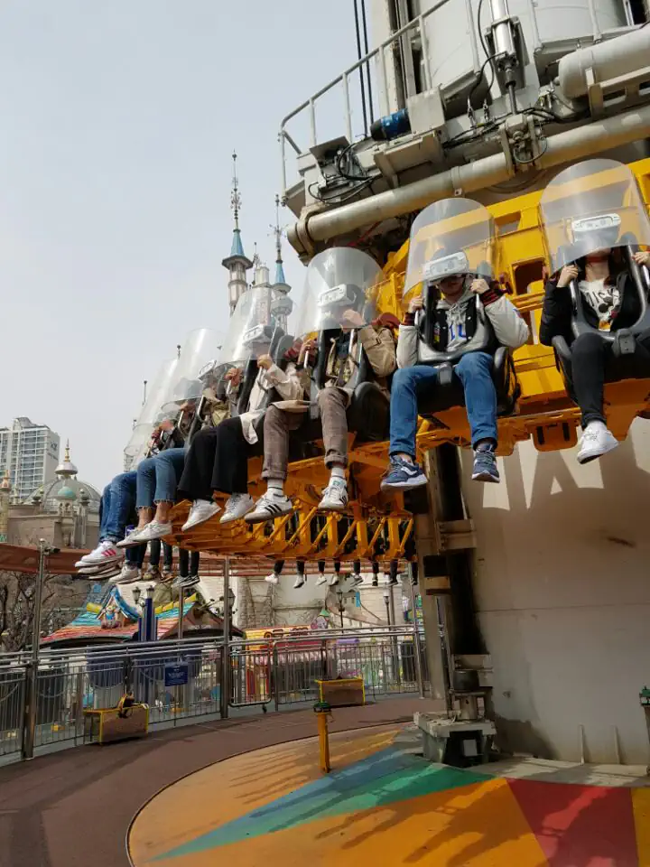 자이로드롭 2배라는 스페인에 있는 미친 드롭탑 (+게다가 서서타는 의자ㄷㄷ)
