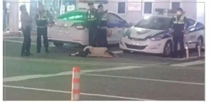 남자경찰도 "오또K,오또K" 하는 상황