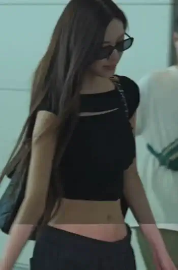 출국 하는 있지 유나 블랙티 봉긋 가슴 개미허리 골반
