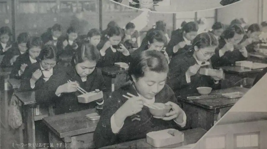 1942년 여고생들의 점심 식사