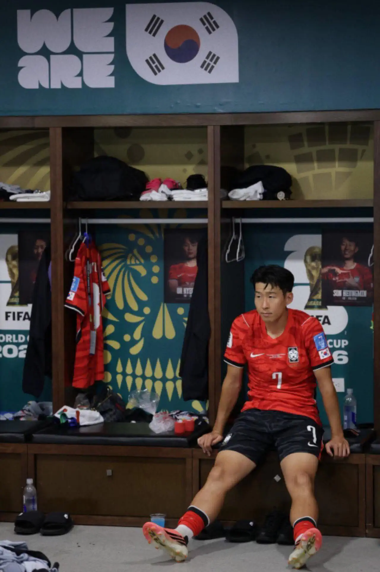 경기 종료후 라커룸에 앉아있는 손흥민