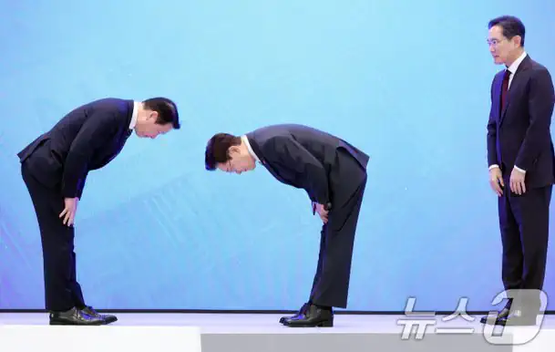 국민들을 대표해서 두 총수에게 고개 숙여 인사하는 이재명 대통령