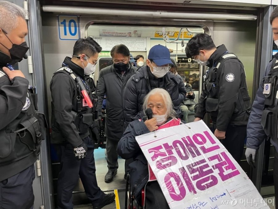 전장연, 내달 2일부터 출근 지하철 탑승시위 재개…반년만