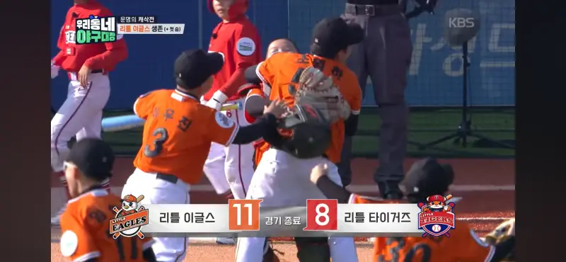 리틀 야구전에서 패배 후 자책하는 막내를 위로하는 주장