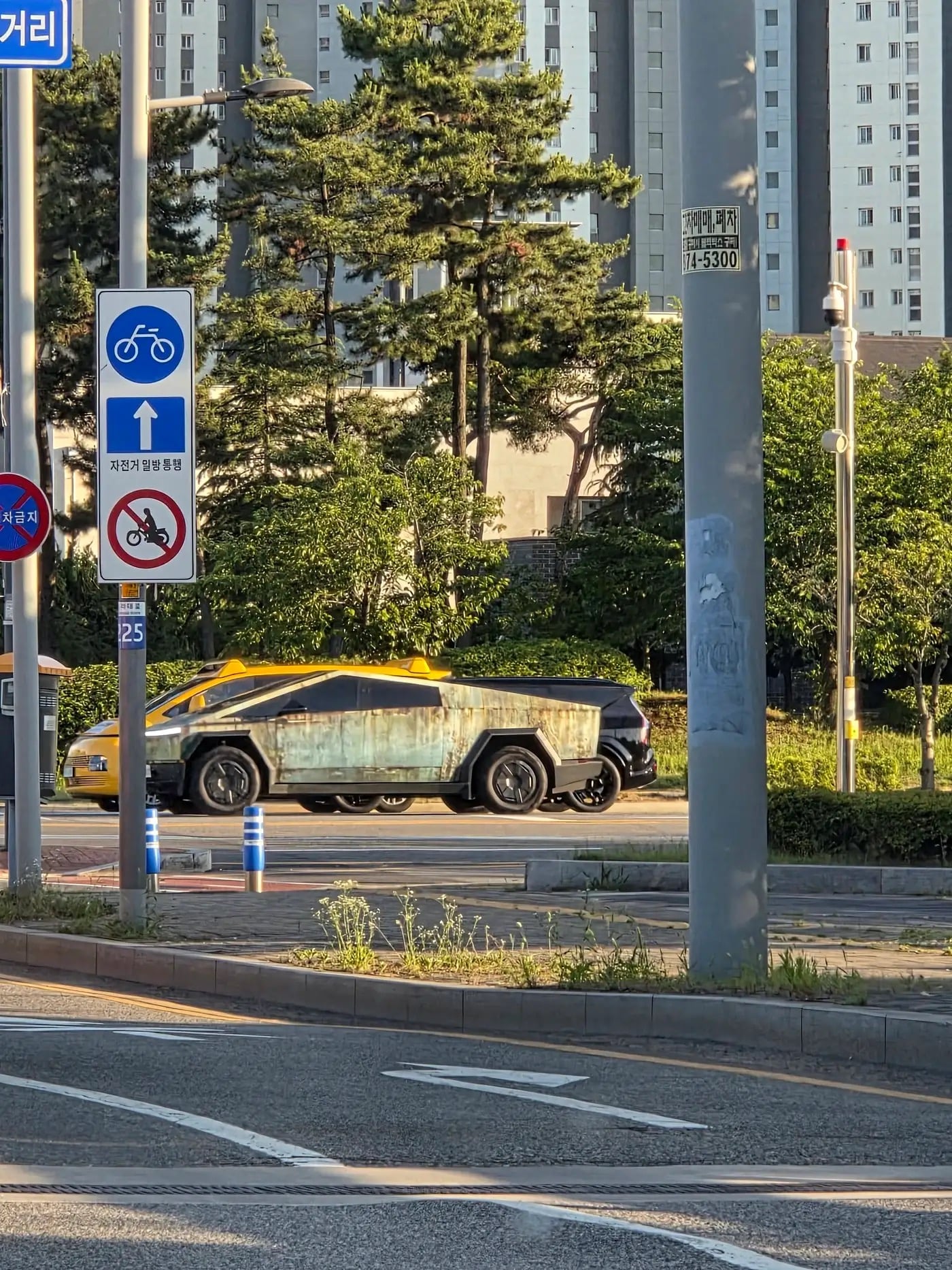 녹슨 사이버트럭.jpg