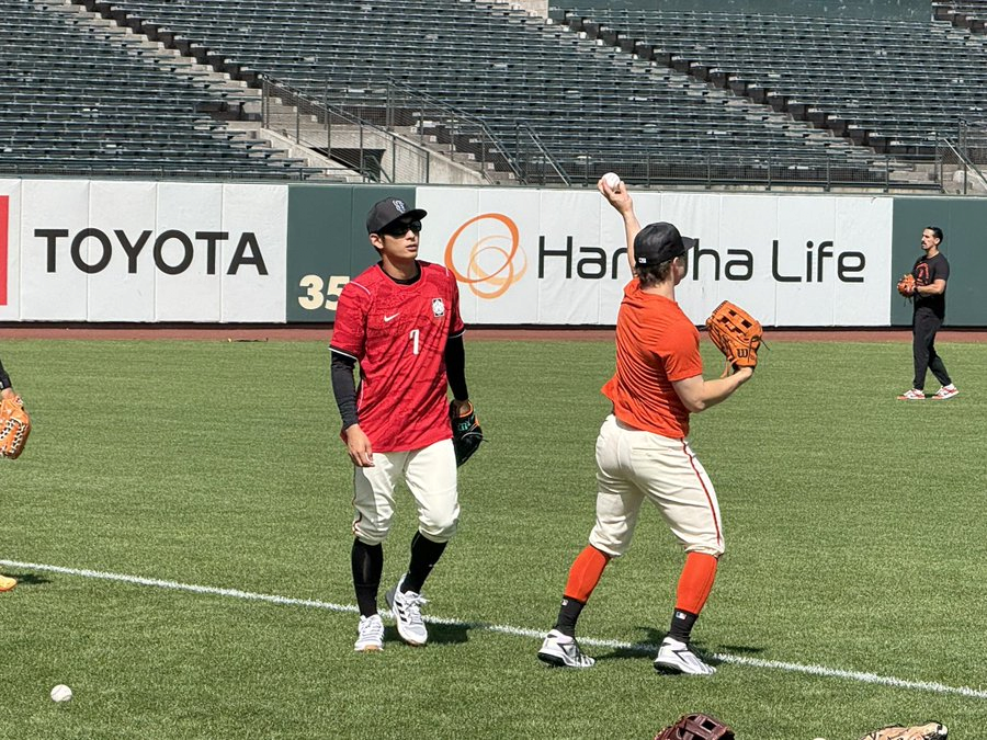 실시간 축구 국대 유니폼(손흥민) 입고 연습 나온 이정후
