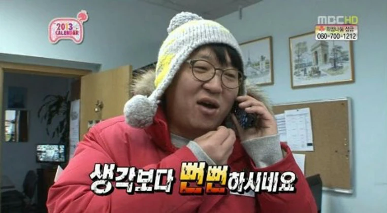 아무래도 계속 화제될거 같은 홍명보 기자회견 마지막에 일어나는 모습.gif