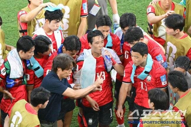"전세기 아니다!" '32강 탈락' 고개 숙인 대한민국 진짜 짐 싼다…'망연…