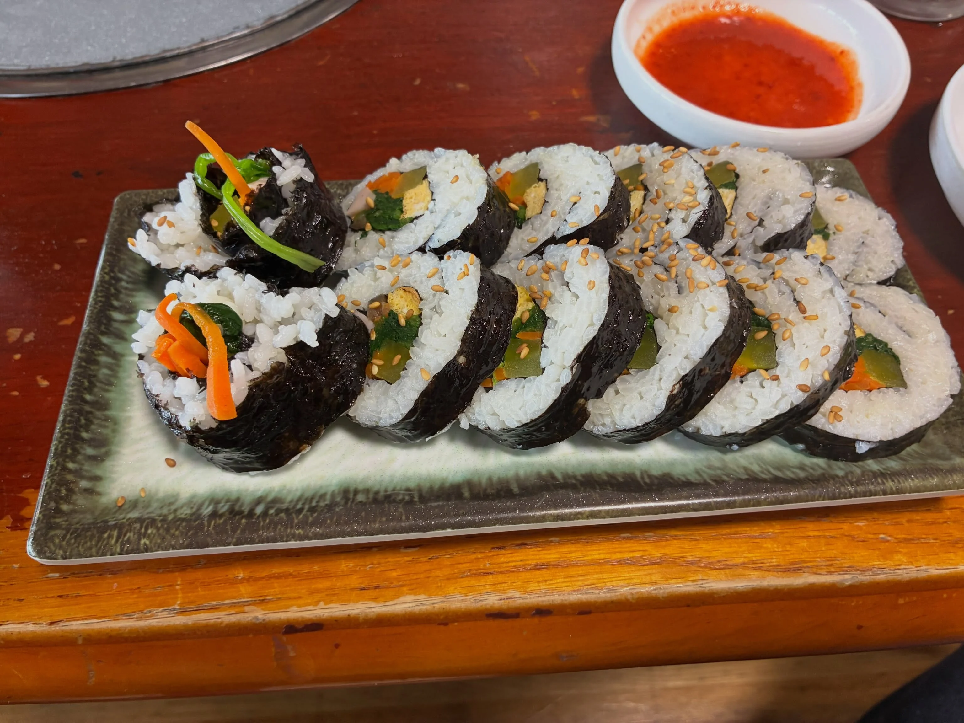 일본 한식당에서 김밥을 먹으면 반찬으로 김을 준다