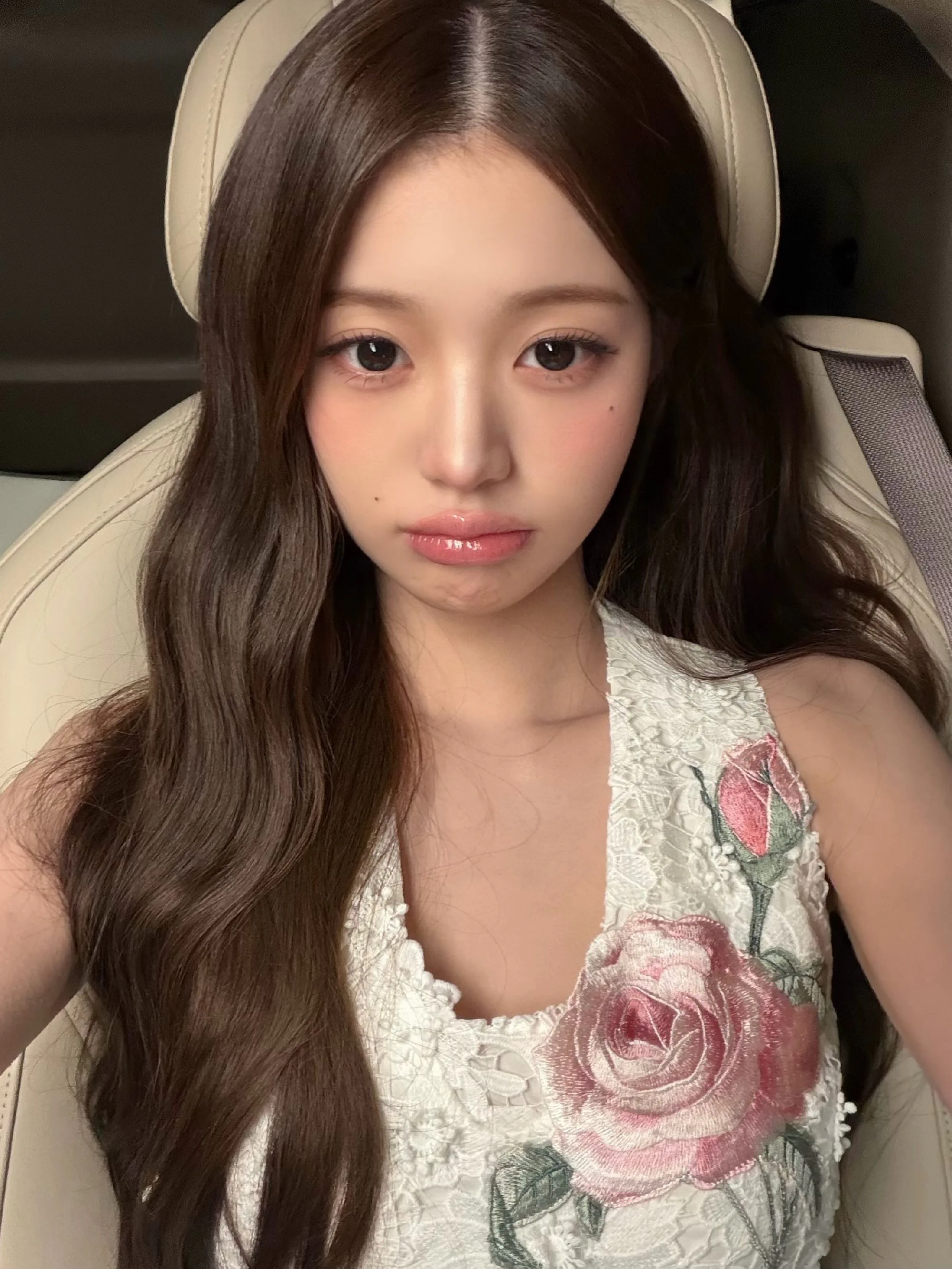 핑크색 왕장미 원피스 장원영 테이블에 기댄 가슴골 + 얼빡샷.jpg