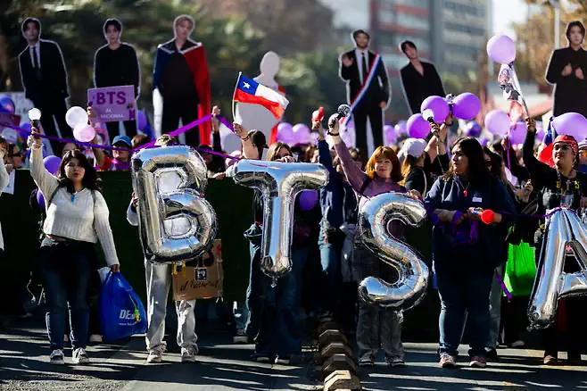 "감히 BTS 콘서트를 불허해?"…칠레 아미 시위 '활활'