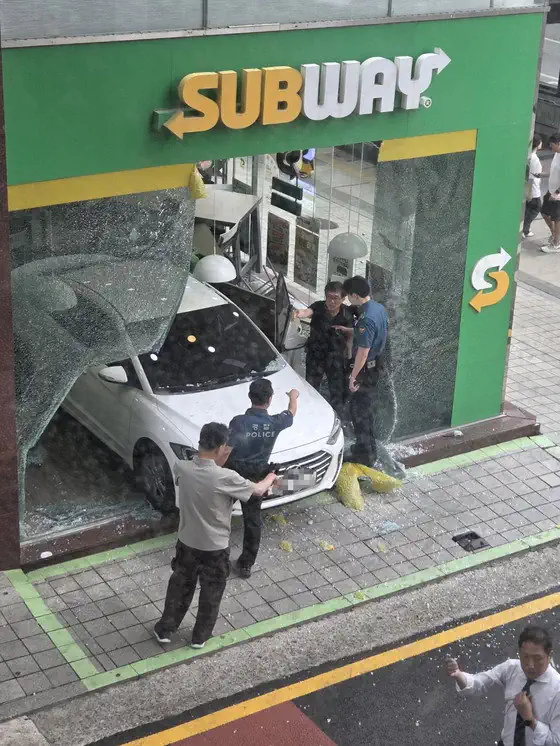 논현역 샌드위치 가게에 승용차 돌진