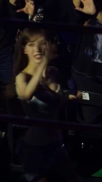 손흔들며 그냥 지나가는 레드벨벳 웬디 가슴골