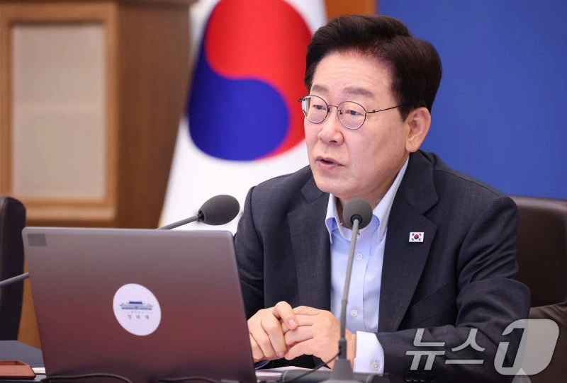 李대통령 "대통령 전용기에 민항기 값 불공정…돈 없으면 취재도 못하나"