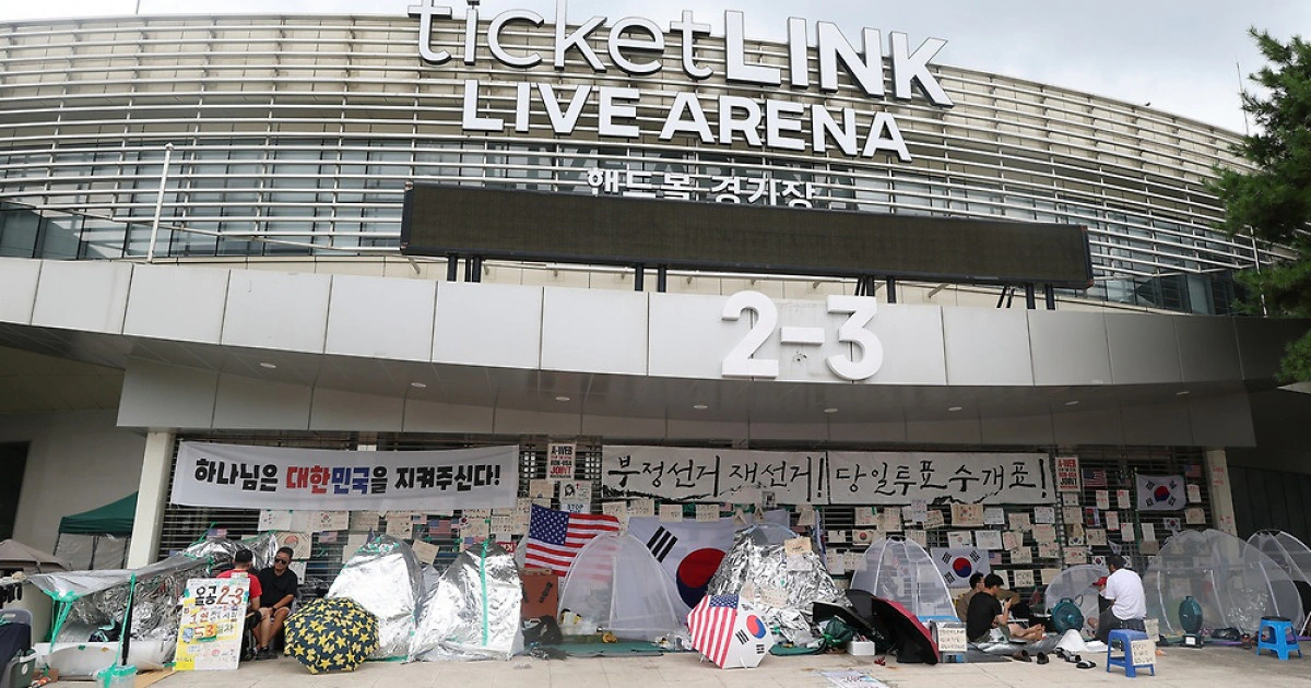 ‘올공 시위’로 콘서트 12건 줄취소, 파손비용도 4억원…손해배상 책임은 누…