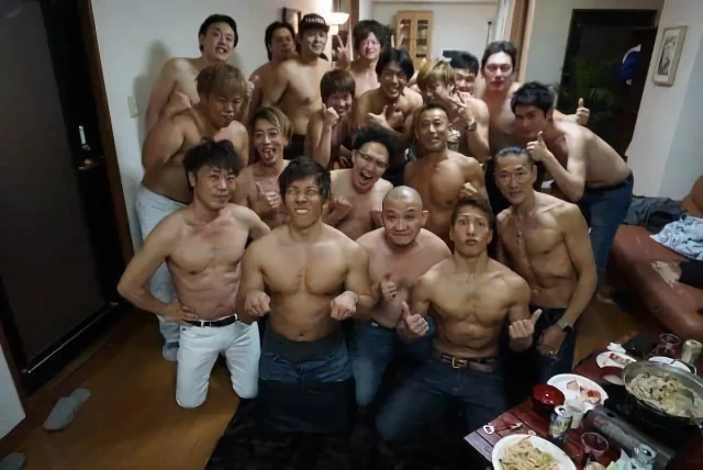 AV배우 19명 상의탈의 단체사진