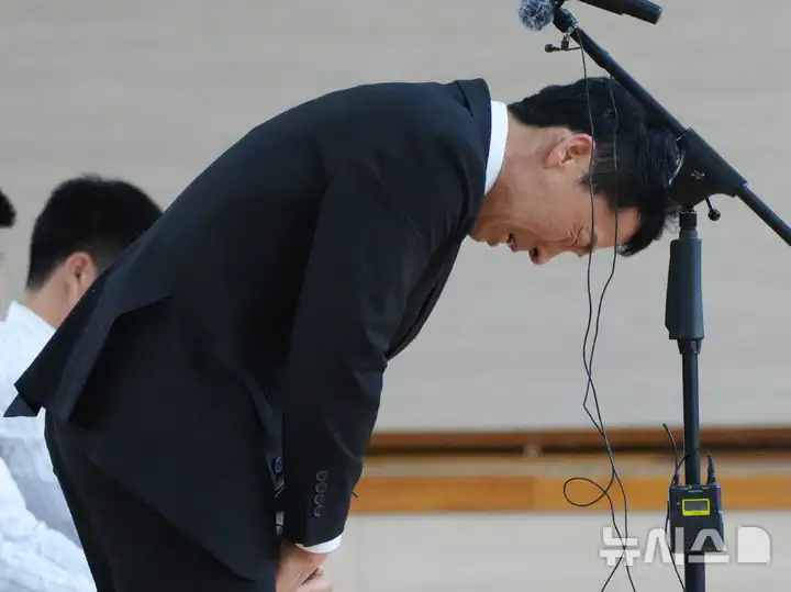 사과문 낭독, 눈물 흘리는 배재고 교장
