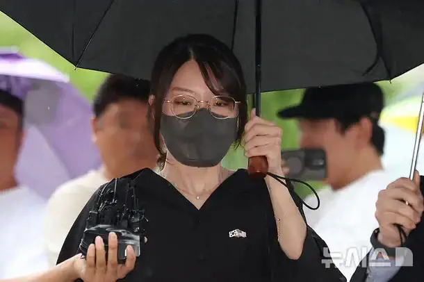 태극기·성조기 뱃지 달고 구속심사 출석하는 일명 '올다르크'