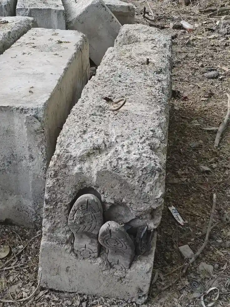 콘크리트 타설할 때 쓰레기 넣지 말라는 이유.jpg